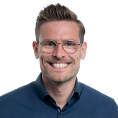 /images/portrait_eli_hanak.jpg